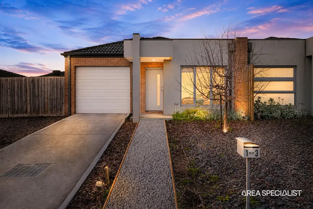 Melton South 3部屋 THE BRIEF: Spacious Unit with Rare Side Access – Perfect for Caravans, Boats & Trucks!