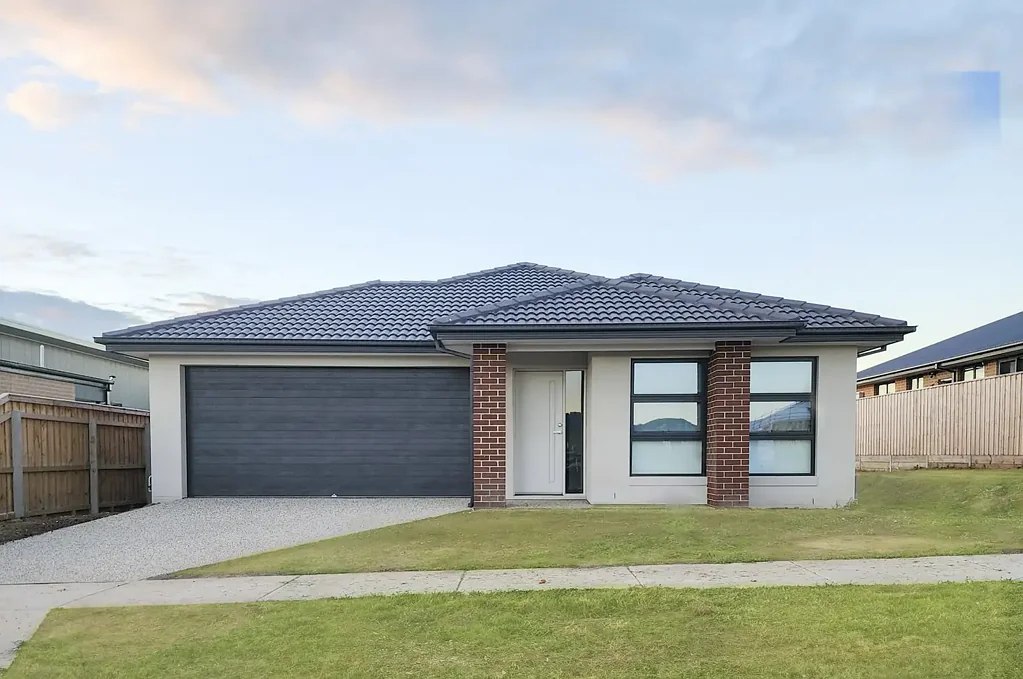 Churchill 4chambre BRAND NEW | 740m² BLOCK | 2 LIVING AREAS | SIDE ACCESS