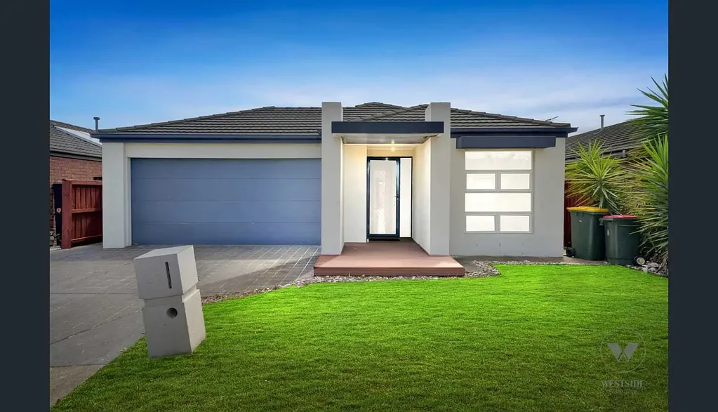 Spacious 4-Bedroom Home Near Riverdale Shopping Centre, Heart of Moorookyle Estate in Tarneit!!