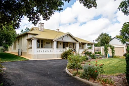 6 Robertson Street, Naracoorte