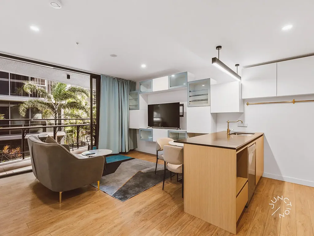 South Brisbane 2Moenga Renovated Dual-Key Apartment with Lifestyle Appeal - Returning $55,200 Per Year (After Fees)