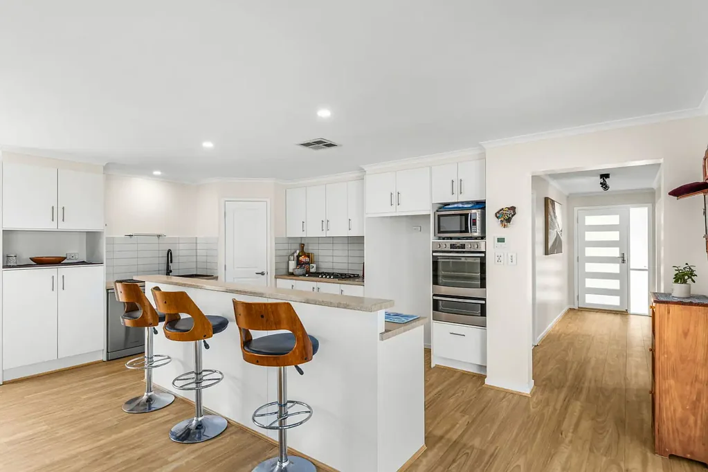 Noarlunga Downs 4房  Recently Painted and With Two Living Areas, a Renovated En-suite, Impressive Pergola Covered Deck, Pizza Oven and Rear Garage