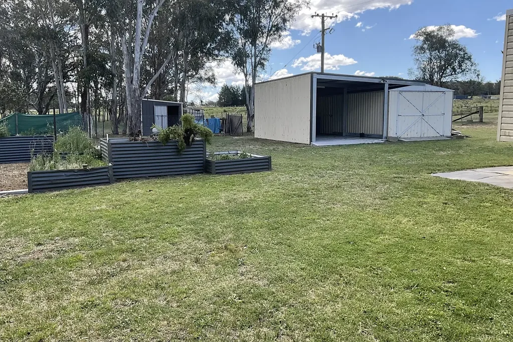 RURAL LIFESTYLE ON ACREAGE
COMFORTABLE DEMOUNTABLE IN MARULAN
1KM to M5 (Hume Freeway)
2/3 Km To the Marulan town Centre