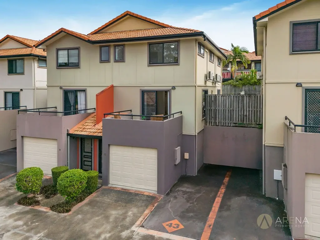 Eight Mile Plains 3Phòng ngủ Luxury Living Meets Ultimate Convenience – Fully Renovated Triple-Storey Gem!
