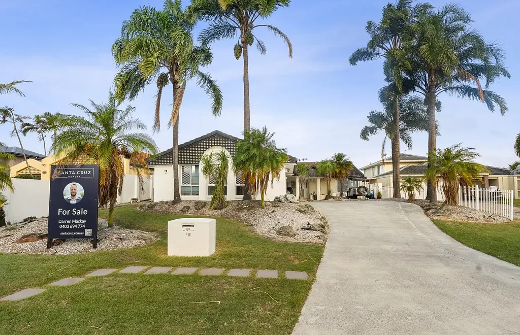 Clear Island Waters 5房  Spacious Single-Storey Waterfront Living on a HUGE East-Facing 1000m2 block