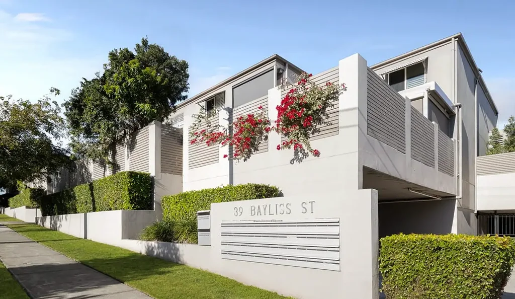 Auchenflower 3房 全面翻新联排 时尚低维护 安全入口庭院 开放式布局 新厨房餐厅 三卧带储物 主卧套内浴 全屋空调风扇 巨大储物空间 双车库入口 度假村设施 毗邻公园交通 Pre Market Opportunity