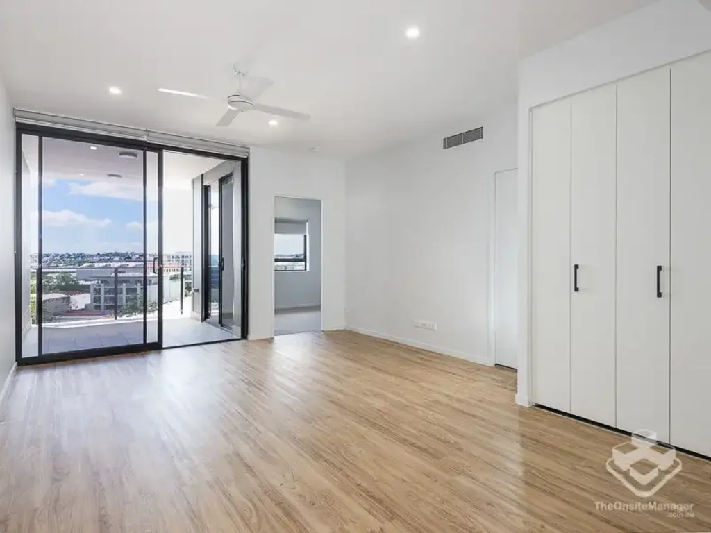 LARGE MODERN 1 BEDROOM APARTMENT WITH STUDY NOOK