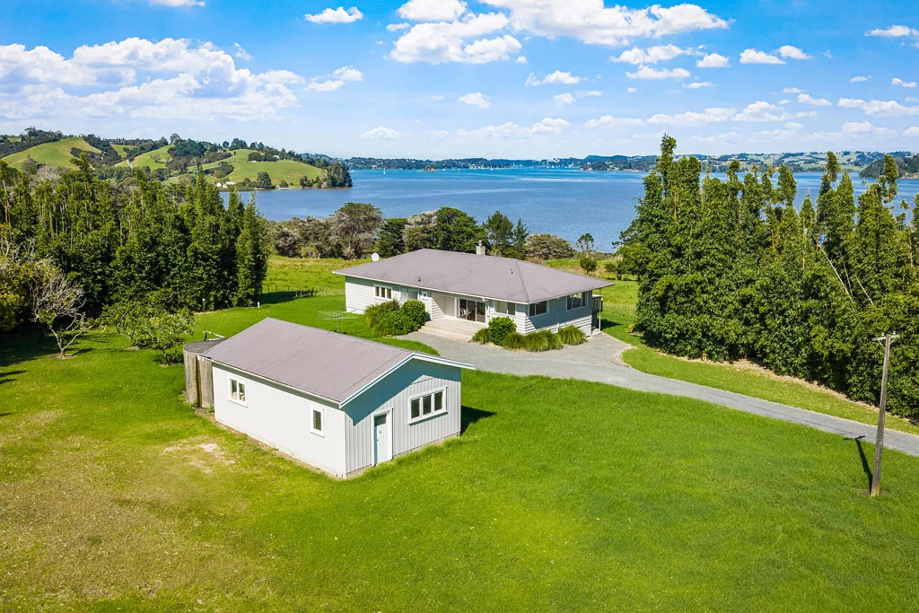 Snells Beach 8房  Waterfront lifestyle - two homes