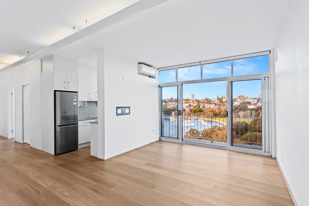 Spacious Top-Floor Apartment with Water Views