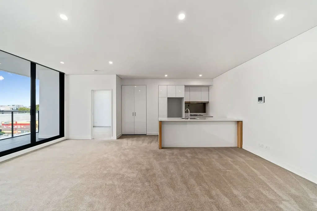 MODERN SPACIOUS TWO-BEDROOM APARTMENT IN THE HEART OF ROSEBERY