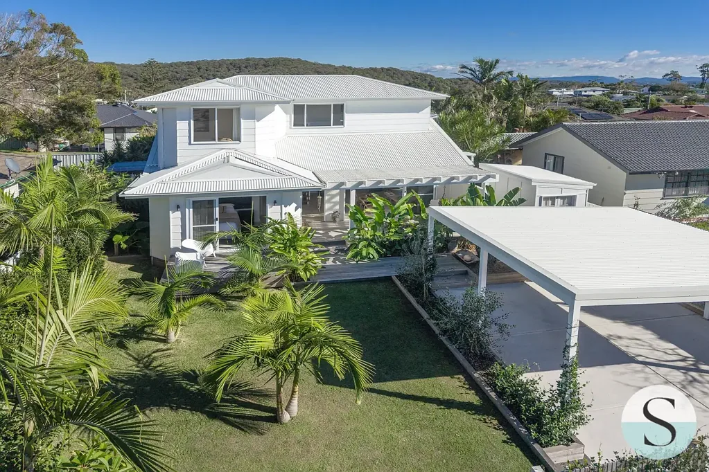 Caves Beach 4房  An Immensely Private Oasis Like Beachside Escape, Luxe Interiors, Lush Surrounds, Quiet Coastal Locale Where You Can Live Entirely on the Lower Level!
