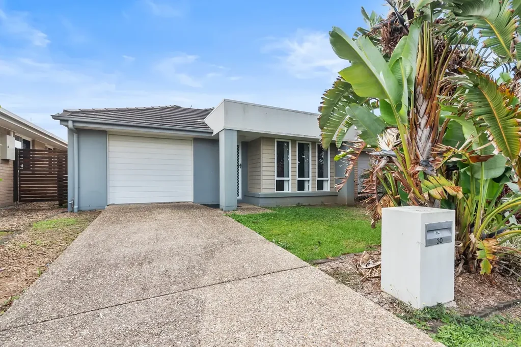 Modern 3 bedroom home in the Riverbank Estate!