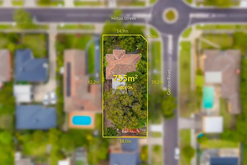 Mount Waverley 3房 转角地块 双面临街 755㎡宽绰 高度追捧学区 理想重建开发 现代生活空间 步行便捷生活 Rare Unique Corner Block on Flat Level Land 755 m² (approx.) in Prized Mount Waverley Location & Mount Waverley Secondary School Zone (STSA)