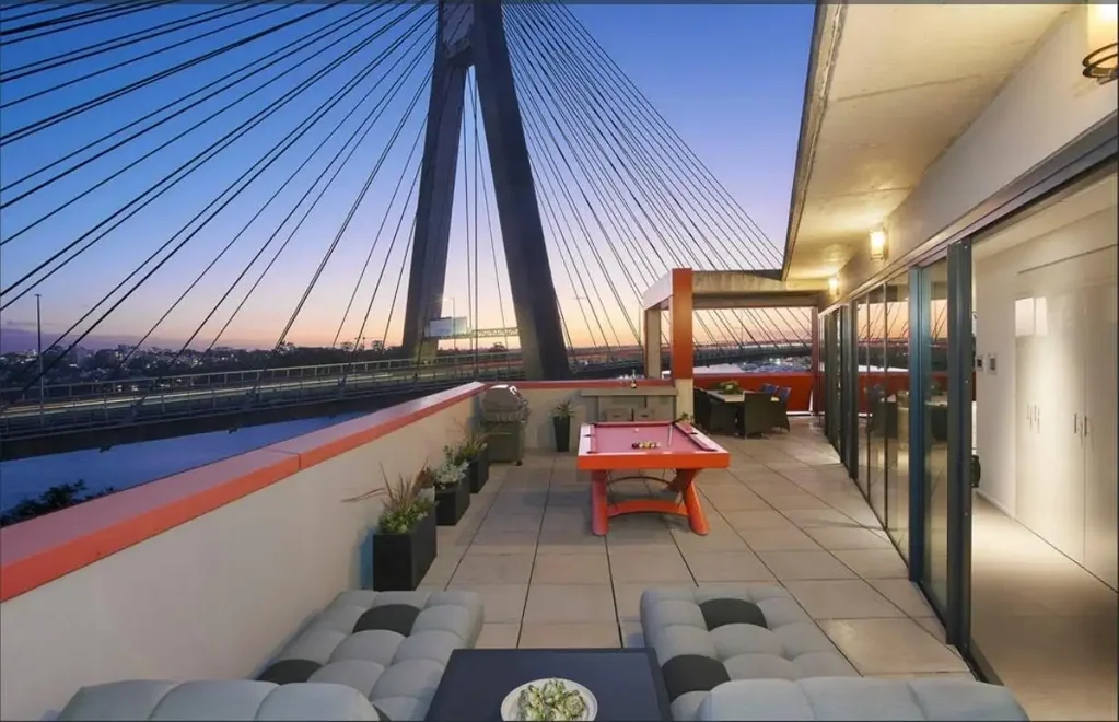 Fully Furnished Luxury one bedroom Waterfront Living with Iconic Views