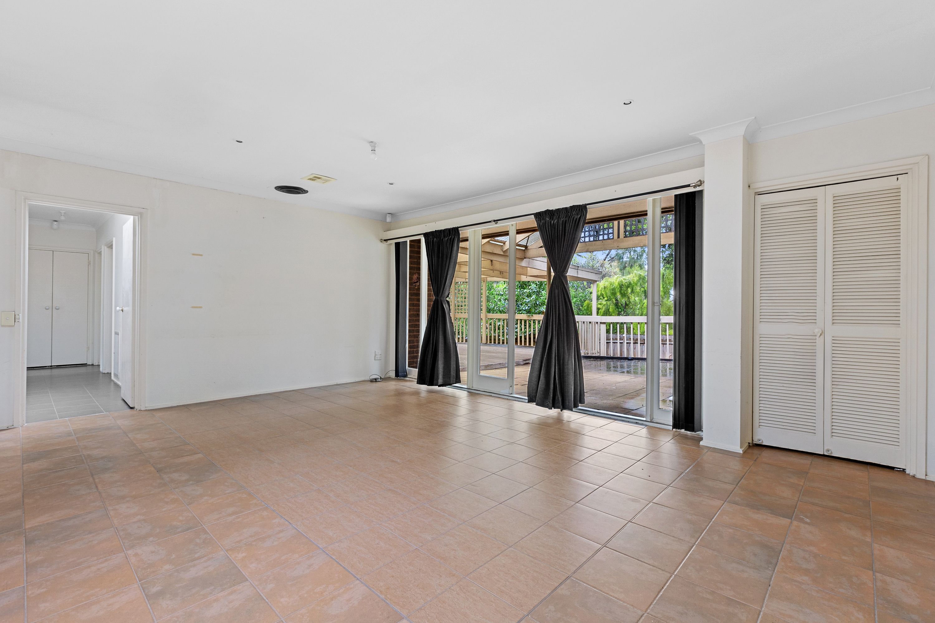 4 GENOA CT, MOUNT WAVERLEY VIC 3149, 0部屋, 0バスルーム, House