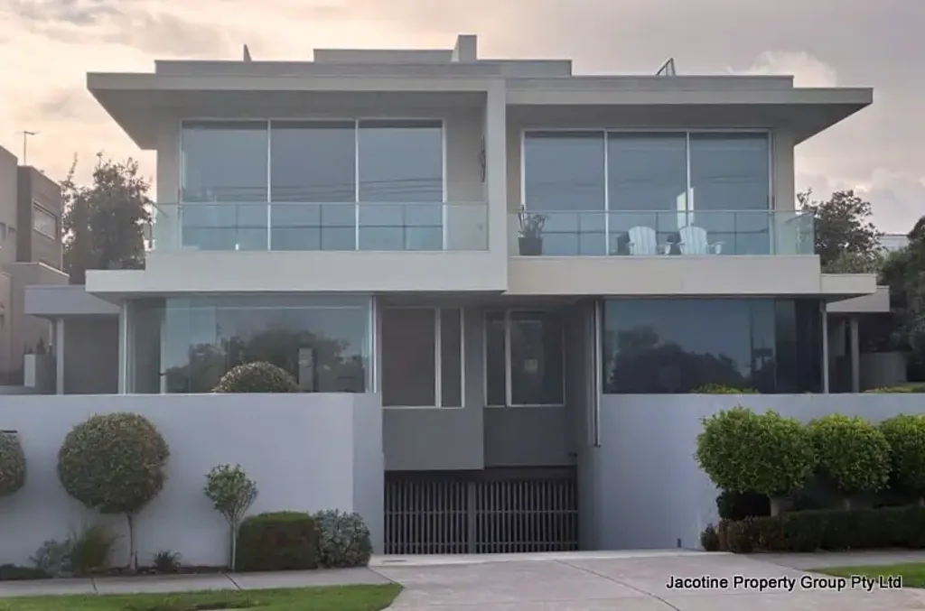 IMPRESSIVE FOUD BEDROOM FAMILY HOME WITH WATERVIEWS