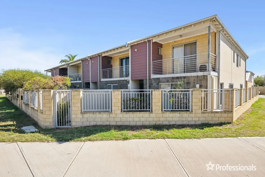 East Cannington 3房  Two Storey Street Facing  Modern Home