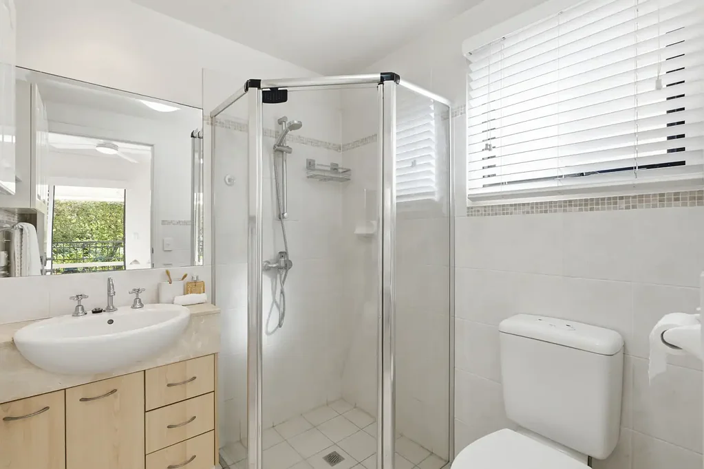 Broadbeach 2chambre Some units make you compromise on space. This one doesn't.