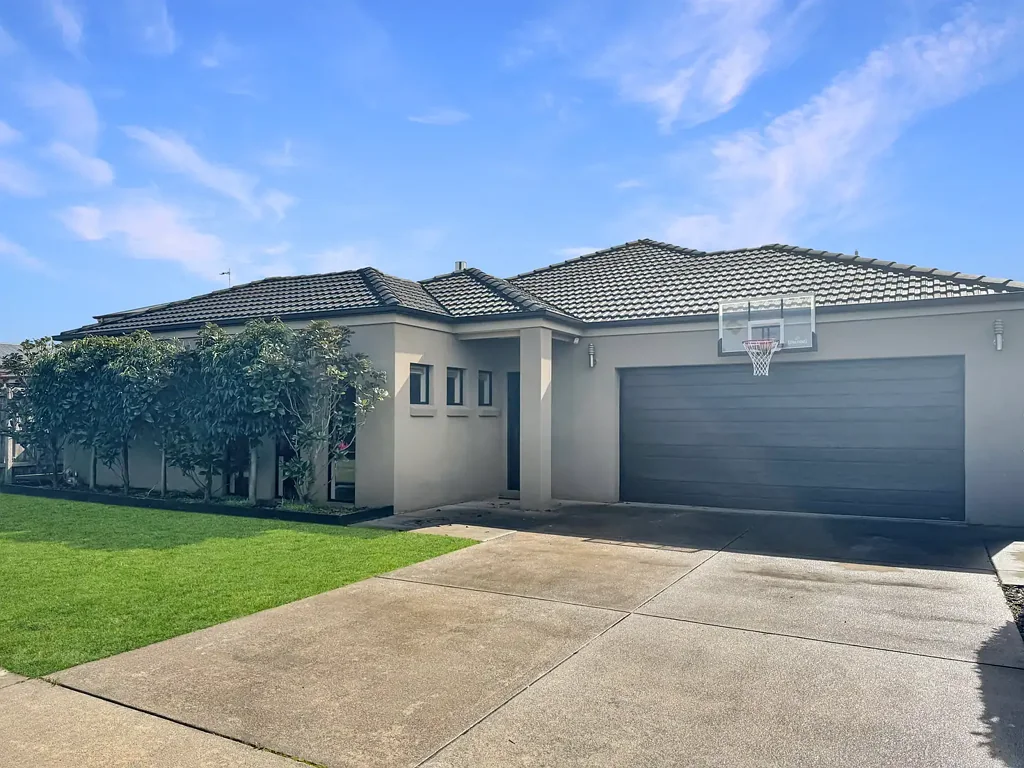 Fully Furnished 3 Bedroom home - 6 Month Lease only