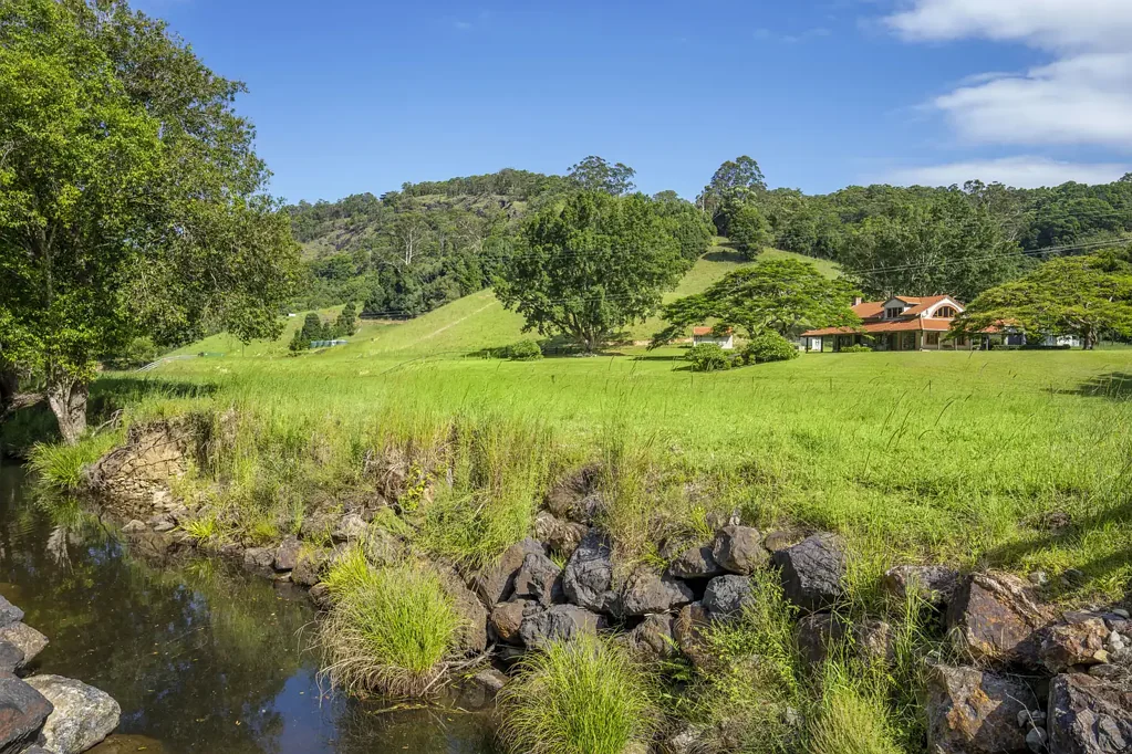 Urliup Luxury Living on 25* acres - close to Beaches & Airport