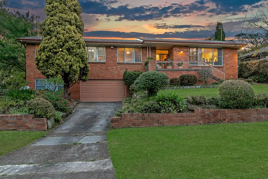 Pennant Hills 3ห้องนอน Endless Opportunity: Full Brick, Blue Ribbon Address, Huge Block, approx. 450m Walk to Station.