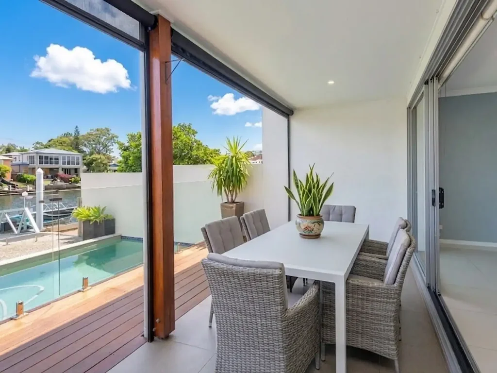 Biggera Waters 4침실 Effortless waterfront living with your own sandy beach, pool and pontoon.