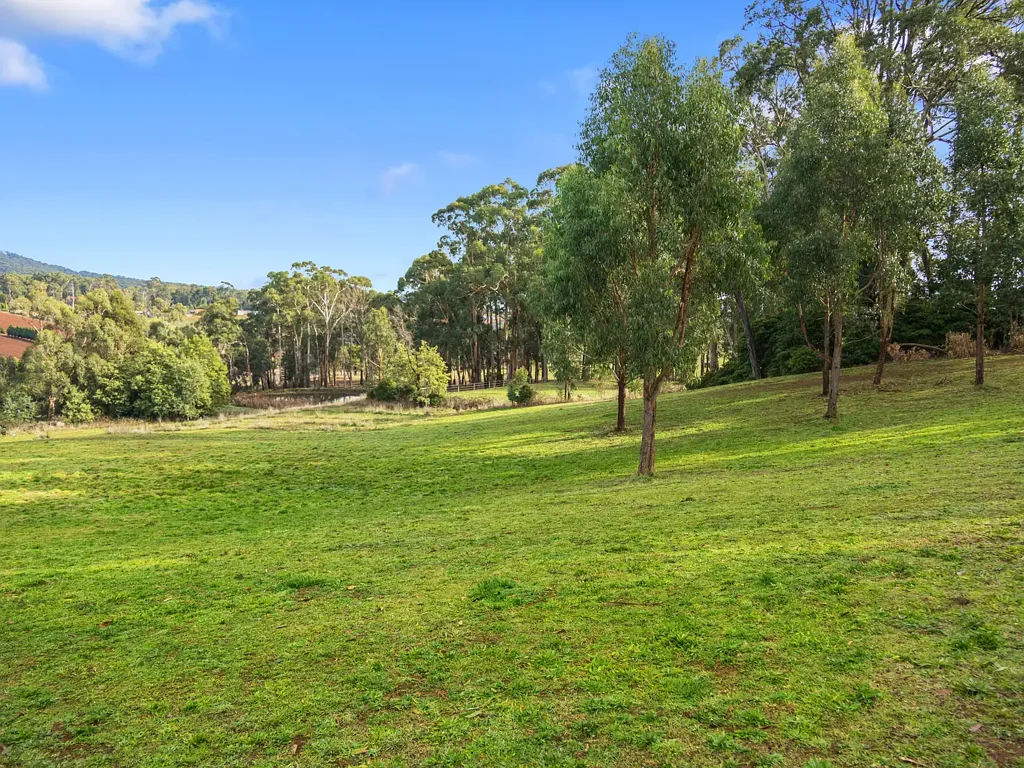 Silvan Peaceful Acreage with Water and Views