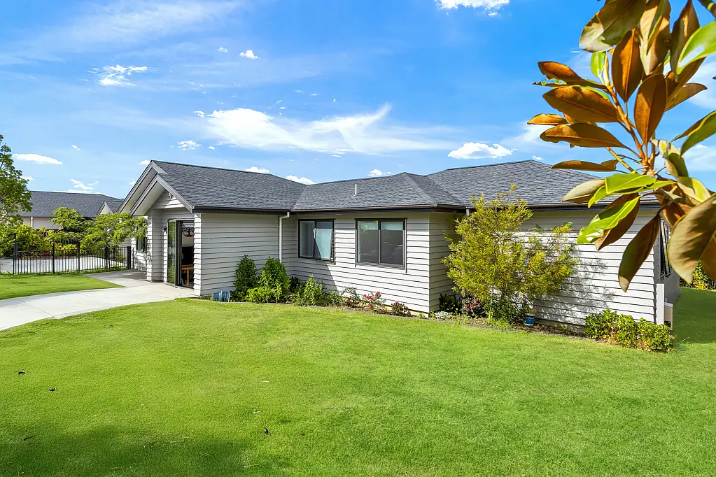 Orewa 5房  $1,595,000 Luxury Living Meets Family Function