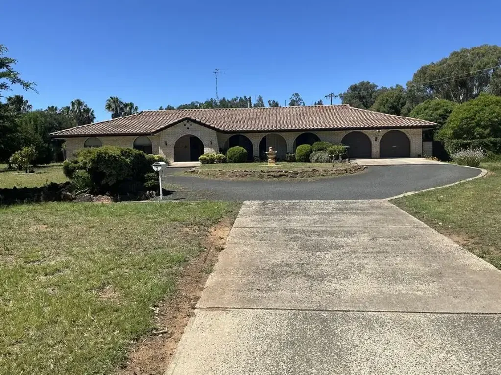 Coonabarabran 4房  Spacious Family Living With Spare block