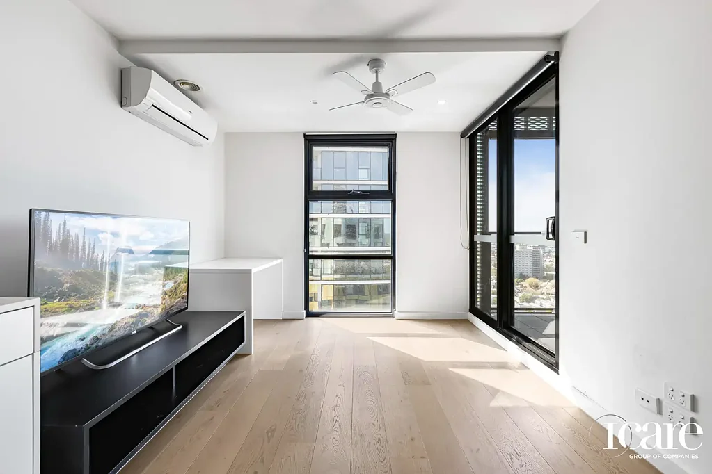 St Kilda 1房 高层城市景观、宽敞明亮起居区、智能储物卧室、设备齐全厨房、安全停车位、步行海滩近电车站。 17th-Floor Oasis at an Iconic St Kilda Address