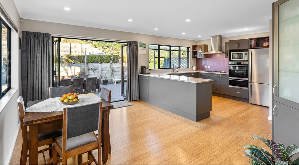 Raumati Beach 4 Bedroom Spacious, Stylish | Garaging Galore