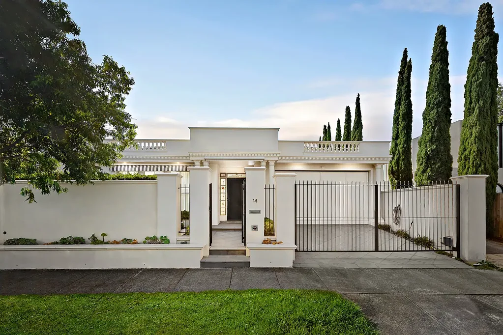 ELEGANT SINGLE-LEVEL LIVING IN A PRESTIGIOUS BAYSIDE LOCATION