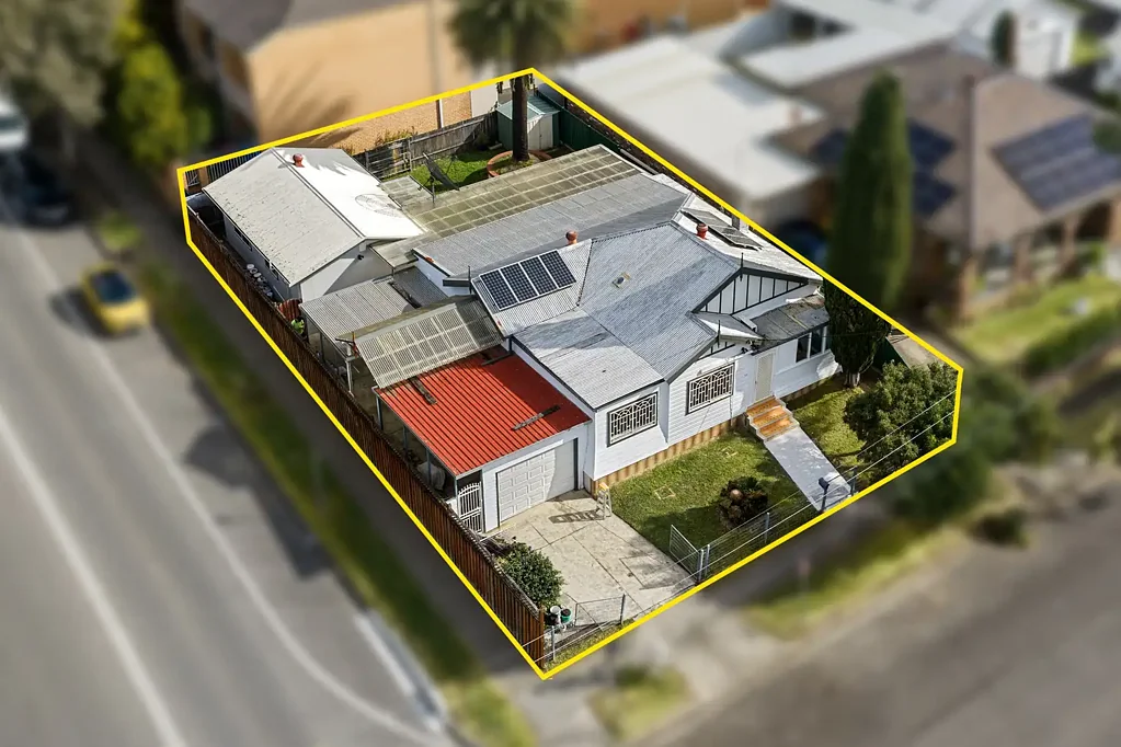 Lidcombe 5房 阳光明媚朝北街角地块，潜力巨大 Extended family Living  & Later Rebuild Your Dream