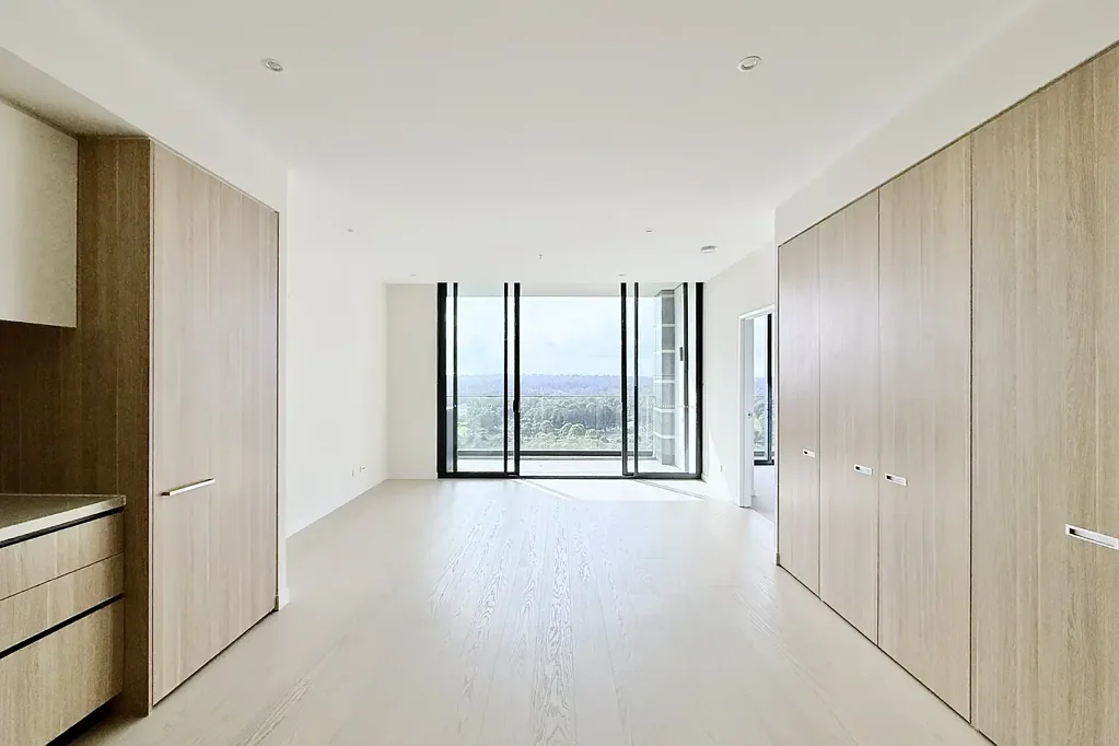 Stunning TWO BEDROOMS APARTMENT & Luxury & Spacious & Quiet