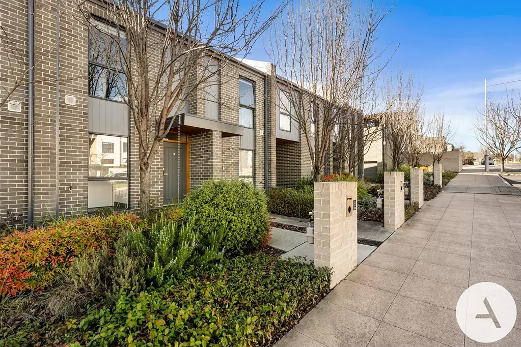 Lawson 2ਬੈੱਡਰੂਮ SOLD by Alex Wang - Canberra No.1 Agent Award winner. Think of selling? Please call Alex 0402169387 for a market update!