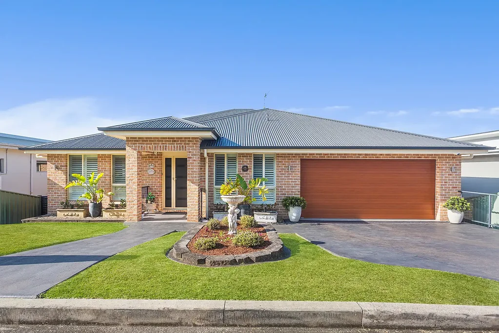 Figtree 4Zimmer Impeccably presented with premium finishes, this substantial residence delivers an abundance of space, style, and versatility.