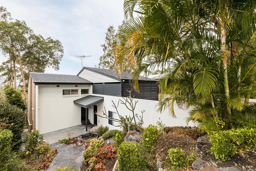 Alderley 4침실 Stunning Split-Level Family Home with Beautiful Easterly Views and Exceptional Entertaining