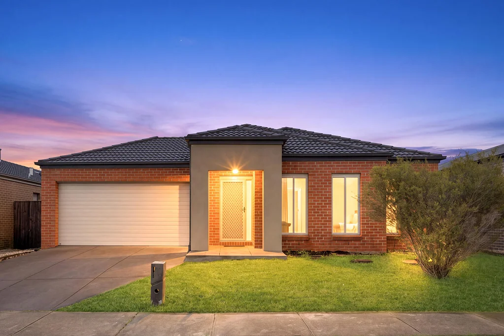 Mickleham 4 Bedroom Fresh Renovated House with 2 Living areas on 512 SQM land