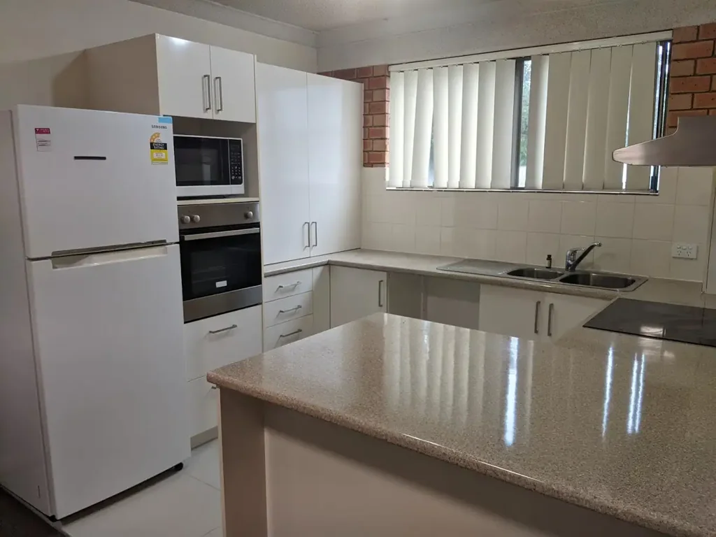 2 minute walk to UQ - Furnished + Modern