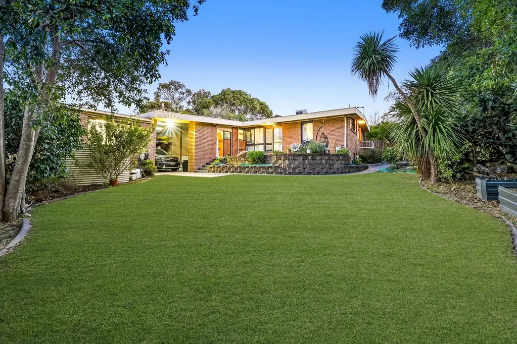 Dandenong North 5房 学区房 637sqm宽地 明亮落地窗 单间车库 五房四卫 宽敞露台 大型庭院 The Brief: Quiet Court Living with Modern Comforts & Generous approx 637sqm (approx.) Grounds