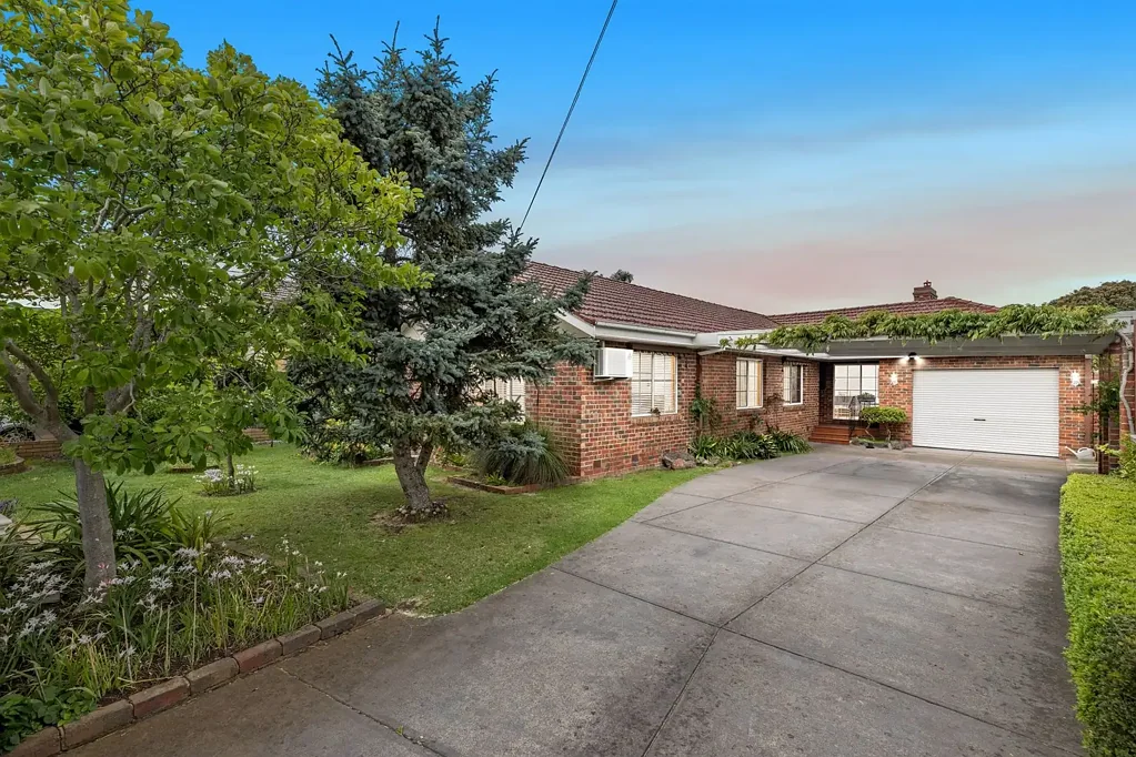 Mount Waverley 5Kwarto Timeless Family Appeal with Prestige & Potential in Central Mount Waverley