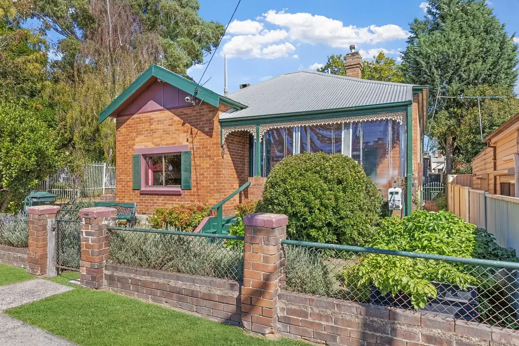 Lithgow 2Habitaciones Charming Double Brick Cottage with Multiple Access Points and Modern Updates