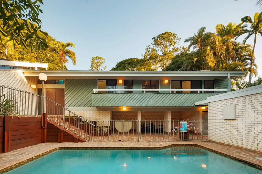 Kenmore 4Kwarto Timeless Family Living in a Private, Leafy Setting