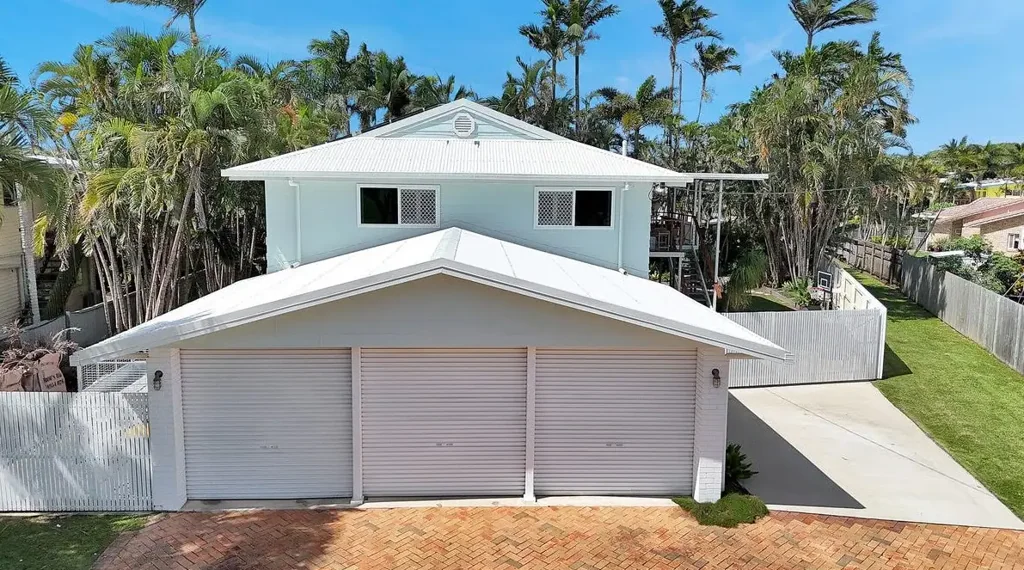 Dual living by the beach with solar