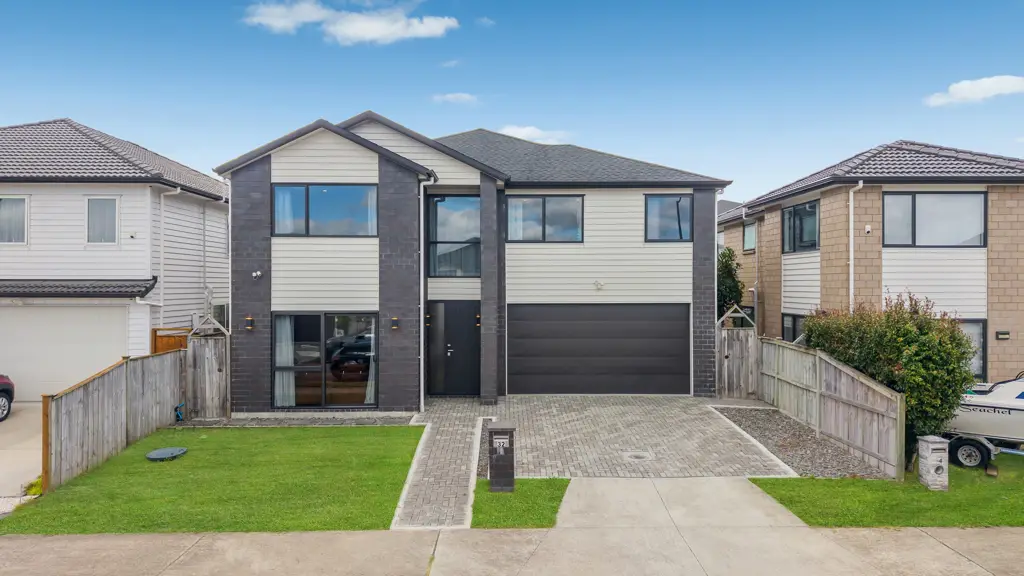 Flat Bush 6Moenga Relocating Vendor ,This Must Be Sold!