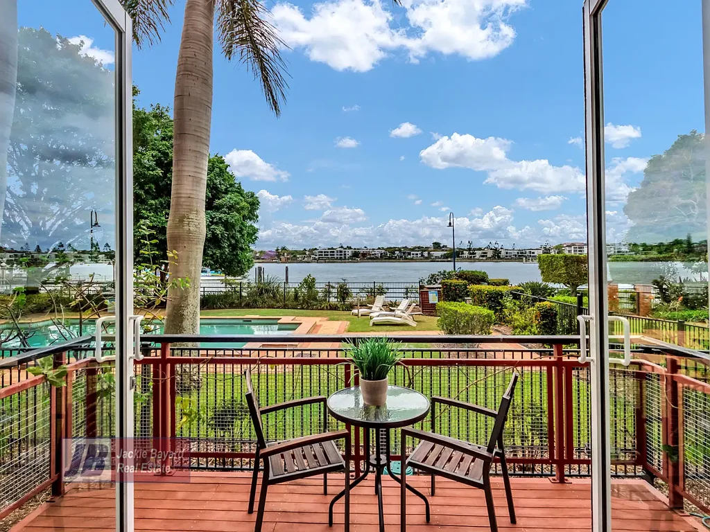 Teneriffe 1 Bedroom DIRECT RIVERFRONT WITH BALCONY