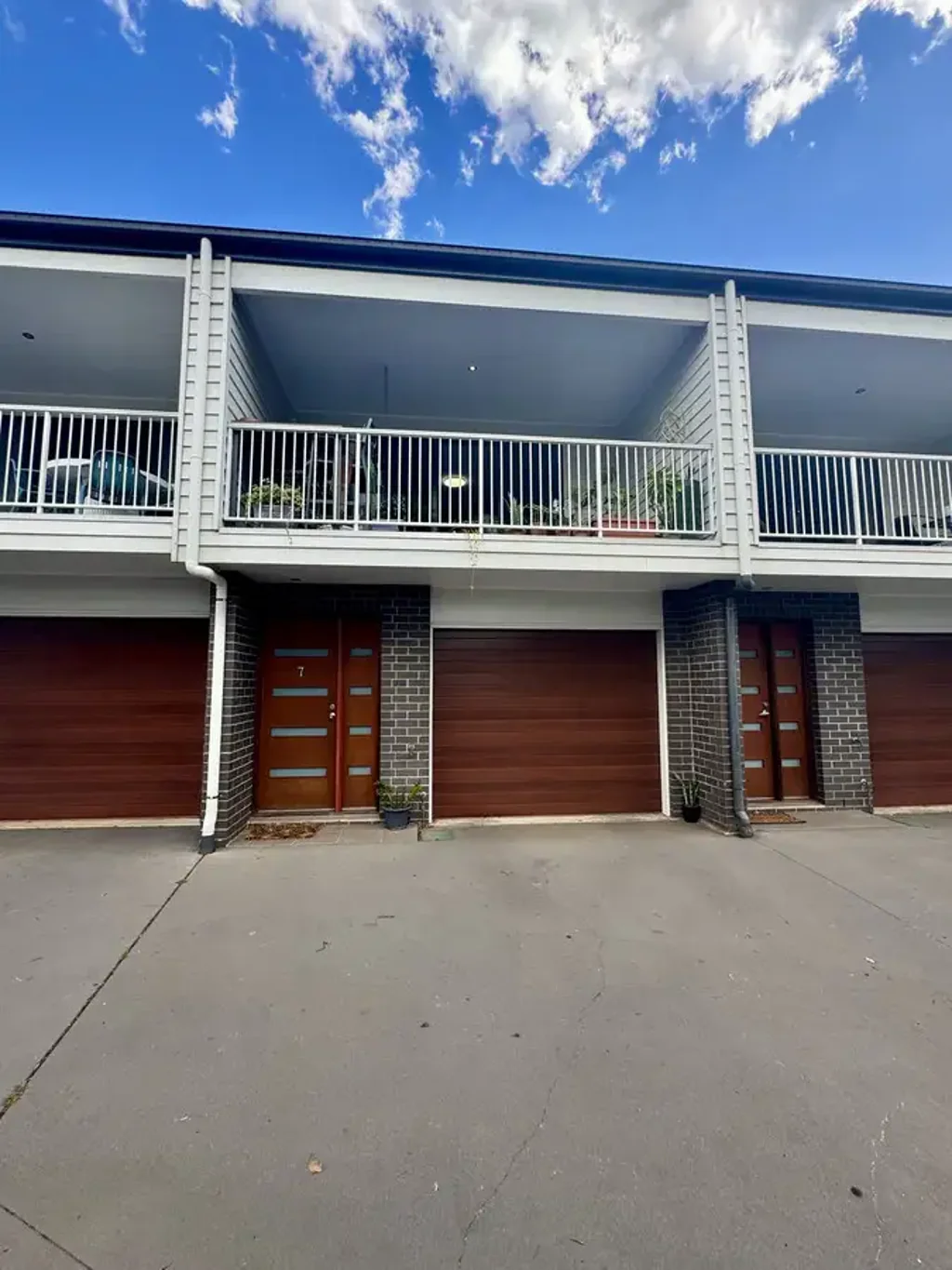 Newtown 2房 Newtown中心联排 两卧两卫 低维护生活 舒适便利 私人阳台 开放式厨房 车库储物 Two-Storey Unit in Prime Newtown Location