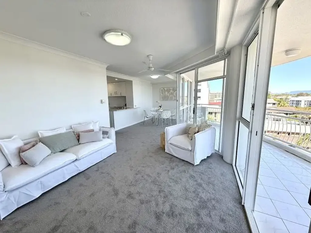 Biggera Waters 2 Bedroom PRICED REDUCED TO SELL NOW! VACANT & READY FOR YOU TO MOVE STRAIGHT IN!
FANTASTIC HINTERLAND & BIGGERA CREEK VIEWS