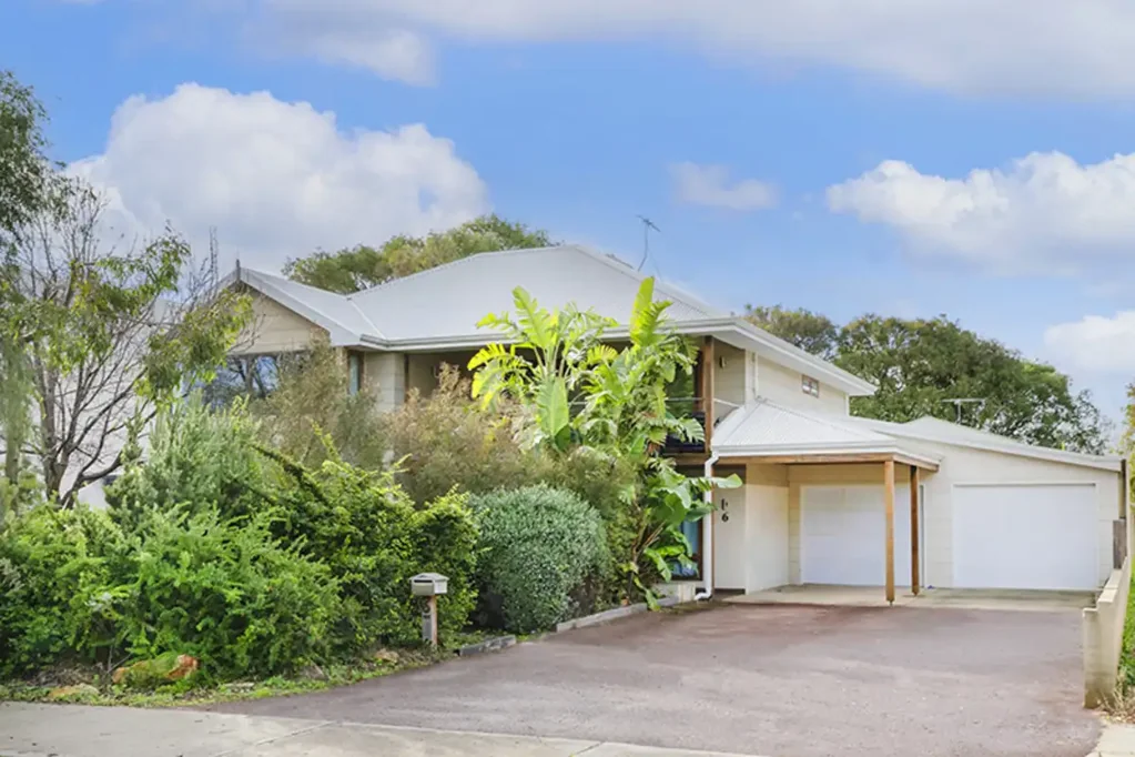 Abbey 4 Slaapkamer Luxury Two-Storey Living Just Moments from the Beach!