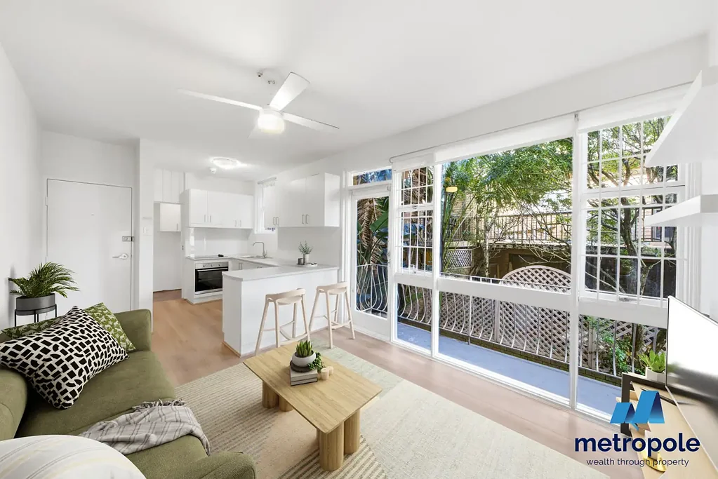 STYLISHLY UPDATED BONDI APARTMENT WITH STUDY IN PRIME LIFESTYLE LOCATION